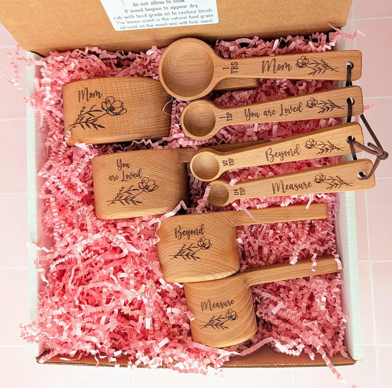 Caja de regalo personalizada para mamá con tazas y cucharas medidoras de parte de su hija, regalo para hornear y cocinar. imagen 17