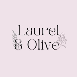 Puede incluir: Un dise&ntilde;o de logotipo con las palabras "Laurel & Olive" en una fuente serif negra sobre un fondo rosa p&aacute;lido. El dise&ntilde;o incluye ilustraciones bot&aacute;nicas de hojas y bayas, a&ntilde;adiendo un toque natural al texto.