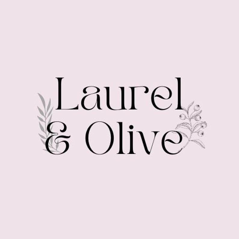 Puede incluir: Un dise&ntilde;o de logotipo con las palabras "Laurel & Olive" en una fuente serif negra sobre un fondo rosa p&aacute;lido. El dise&ntilde;o incluye ilustraciones bot&aacute;nicas de hojas y bayas, a&ntilde;adiendo un toque natural al texto.