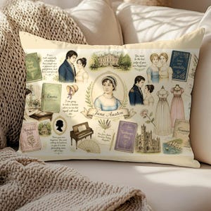 Op de afbeelding: Een rechthoekig sierkussen met een crèmekleurige achtergrond en een collage van illustraties in het thema van Jane Austen, waaronder boekomslagen zoals Pride and Prejudice, Emma en Northanger Abbey, portretten, historische kleding en citaten.