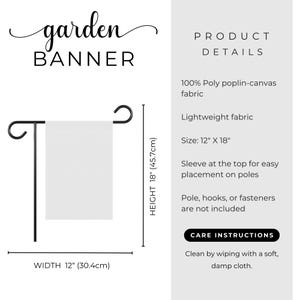 Puede incluir: Una pancarta de jard&iacute;n blanca con el texto "garden BANNER" en escritura negra. La pancarta mide 30,4 cm de ancho y 45,7 cm de alto, y se muestra en un soporte de metal negro. La pancarta est&aacute; hecha de tela ligera.