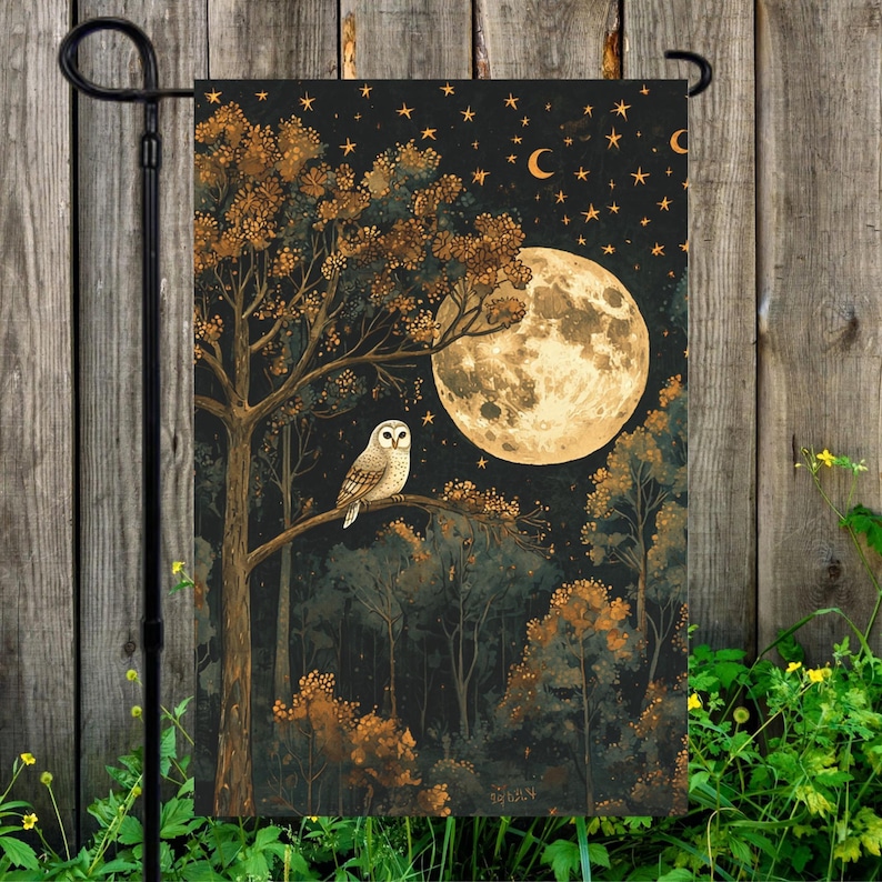 Puede incluir: Una bandera de jard&iacute;n con una escena de bosque nocturno con una luna llena, estrellas y un b&uacute;ho posado en una rama. La obra de arte tiene una paleta de colores oscuros con acentos dorados y marrones, creando una atm&oacute;sfera caprichosa y encantadora.
