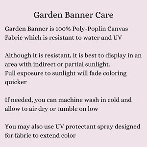 Puede incluir: Texto sobre un fondo rosa claro: "Cuidado de la pancarta de jard&iacute;n". El texto proporciona instrucciones de cuidado para una pancarta de jard&iacute;n hecha de tela de lona Poly-Poplin, incluidas las pautas de lavado y exposici&oacute;n al sol.