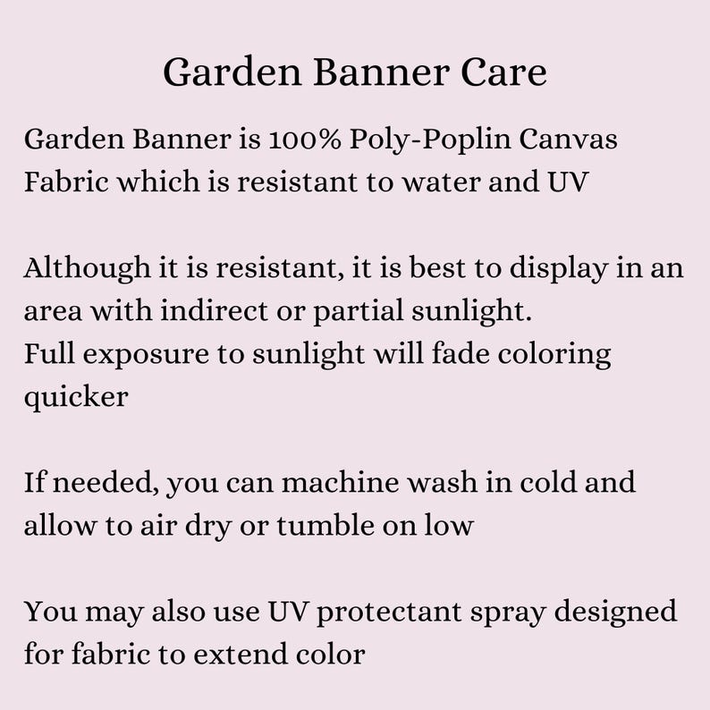 Puede incluir: Texto sobre un fondo rosa claro: "Cuidado de la pancarta de jard&iacute;n". El texto proporciona instrucciones de cuidado para una pancarta de jard&iacute;n hecha de tela de lona Poly-Poplin, incluidas las pautas de lavado y exposici&oacute;n al sol.