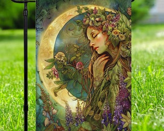 Può includere: Una bandiera da giardino con un'illustrazione di una donna con lunghi capelli e una corona floreale, sullo sfondo di una luna crescente. L'opera d'arte utilizza tonalità di verde, viola e oro, con un tema botanico.