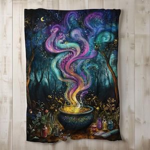 Puede incluir: Una manta con una escena de fantasía con un caldero que emite humo colorido contra un fondo de bosque oscuro. El caldero está lleno de un líquido amarillo brillante, y se ven varios frascos de pociones y un libro de hechizos.