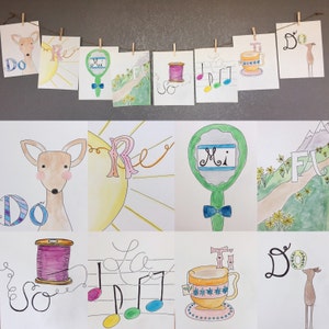 Puede incluir: Una serie de impresiones artísticas en acuarela con notas musicales, un ciervo y otras ilustraciones caprichosas. Las impresiones están colgadas en un tendedero con pinzas de madera. Cada impresión tiene una nota musical o un término musical.