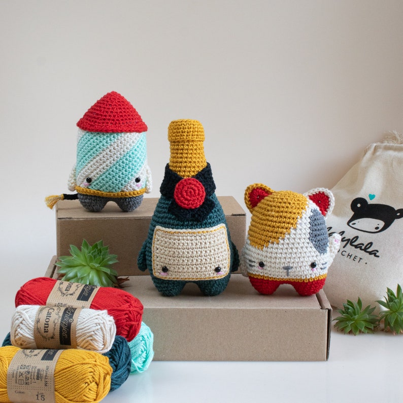 Manekineko NYE decorations Lucky Cat material set lalylala 4 seasons Fireworks Rocket Champagne Bottle New Year/'s Eve Crochet Kit