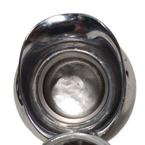 K&ouml;nnte beinhalten: Eine gl&auml;nzende, silberfarbene Metallkanne mit einem breiten, gebogenen Ausguss und einem abgerundeten K&ouml;rper. Der Innenraum ist sichtbar und zeigt eine glatte, reflektierende Oberfl&auml;che. Die Kanne scheint leer und sauber zu sein, mit einem einfachen, funktionalen Design.
