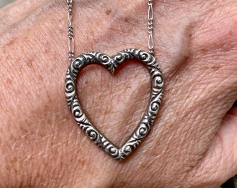 Antik graverad hjärtformad halsband