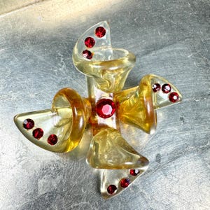 Vintage Lucite-broche met rode strassteentjes