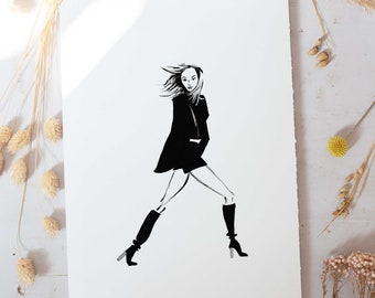 Può includere: Illustrazione in bianco e nero di una donna con un vestito nero corto, una giacca nera e stivali neri. I suoi capelli sono mossi dal vento.