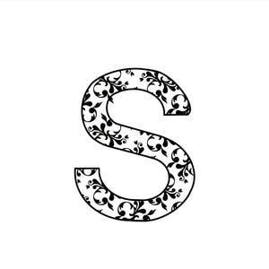 Op de afbeelding: De hoofdletter S is weergegeven met een dikke, zwarte omlijning en gevuld met een gedetailleerd, ingewikkeld zwart bloemmotief tegen een helderwitte achtergrond, wat een grafisch ontwerp met hoog contrast van de letter S creëert.