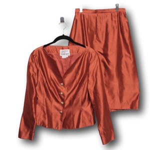 RICKIE FREEMAN Teri Jon Sz 4 zijden rokkostuum verbrande oranje strass knopen