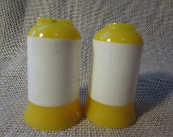 Light Plastic Salt and Pepper Shaker Set