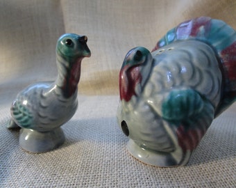 app 3 x 3 x3 in great condition colorful birds TURKEY Salt and Pepper Set ceramic turkeys