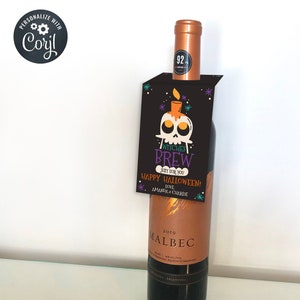 Etiqueta de vinho de caveira de feliz Halloween, cerveja de bruxa só para você, etiqueta de favor editável, doces ou travessuras, download instantâneo, personalize com Corjl