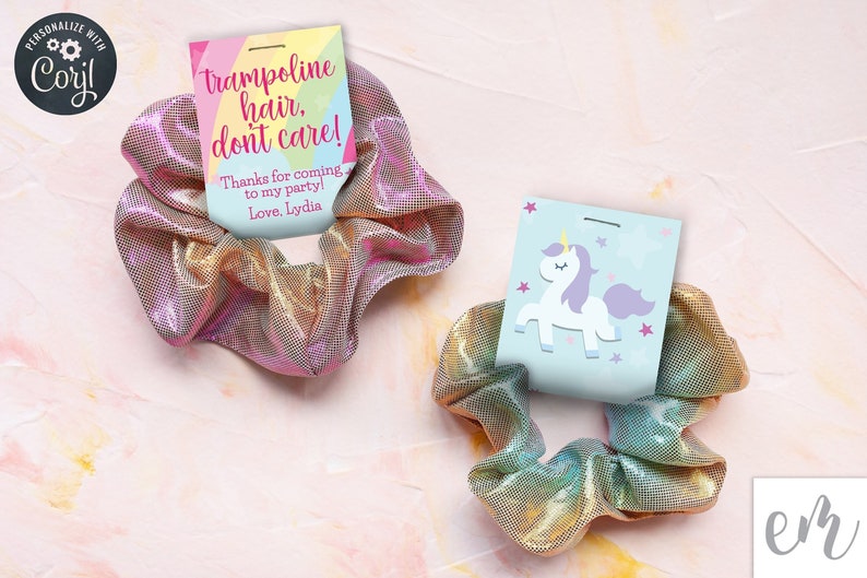 Puede incluir: Dos scrunchies de pelo iridiscentes con etiquetas de regalo adjuntas. Una etiqueta presenta un fondo arco&iacute;ris con el texto "Trampoline hair, don't care!" y "&iexcl;Gracias por venir a mi fiesta! Con cari&ntilde;o, Lydia". La otra etiqueta presenta un fondo azul con un unicornio de dibujos animados y estrellas.
