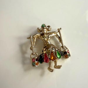 Vintage Holländer Mädchen Strass Brosche, goldfarbene figurale Frau Wasserträger Milch Magd Brosche, 1950er Jahre Figural Brosche