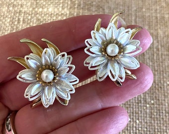 Vintage Faux Pearl White Daisy Flower Clip On Oorbellen, Mid Century MOD Floral Oorbellen, Retro Flower Power Oorbellen, Niet-doorboorde oorbellen