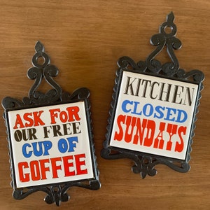 Vintage Kitschy Saying Kitchen Trivets, Set of 2 Retro Ceramic Metal Trivets, Granny Chic Country Core Kitchen Wall Decor, Kitsch Decor