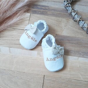 Chaussons bébé personnalisés, semelles cuir, liberty beige et broderie anglaise image 3