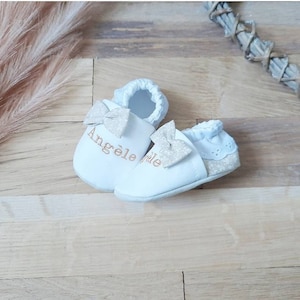 Chaussons bébé personnalisés, semelles cuir, liberty beige et broderie anglaise image 4