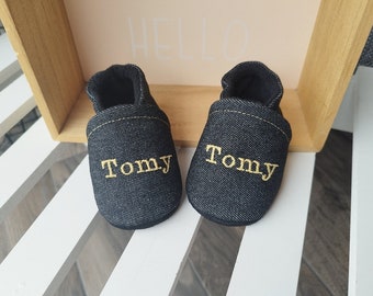 Chaussons bébé personnalisés en jeans noir, semelles cuir noir.