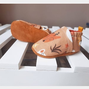 Baby slippers with leather soles and little deer