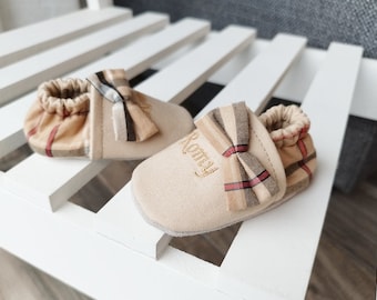 Chaussons bébé personnalisés brodé, Tartan beige, semelles cuir