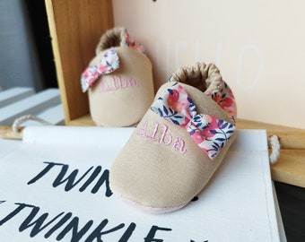 Chaussons bébé semelles cuir rose, personnalisés brodés & coton beige, liberty Wiltshire pois de senteur