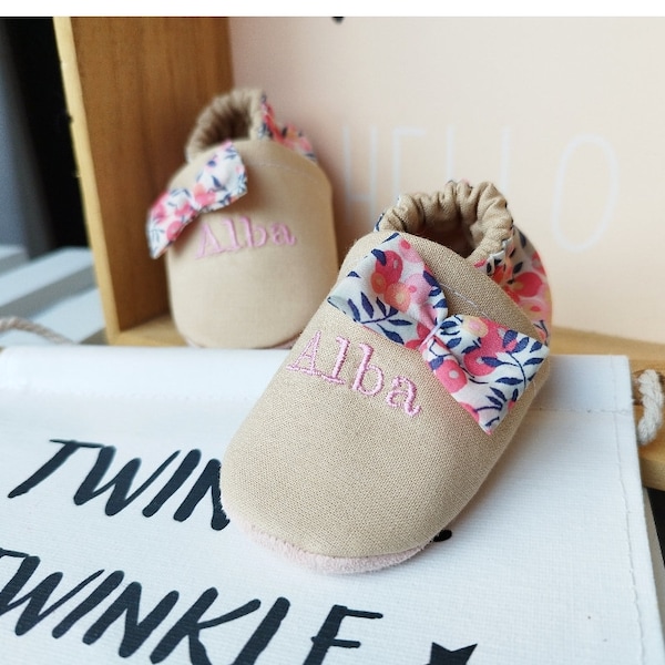 Chaussons bébé semelles cuir rose, personnalisés brodés & coton beige, liberty Wiltshire pois de senteur