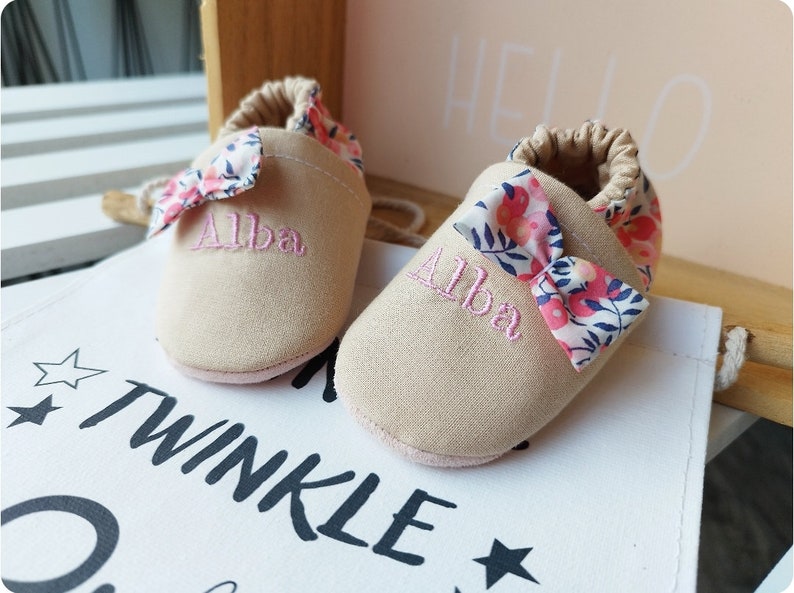 Chaussons bébé semelles cuir rose, personnalisés brodés & coton beige, liberty Wiltshire pois de senteur image 3