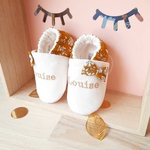 Chaussons bébé personnalisés, liberty Capel Moutarde, semelles antidérapantes. image 3