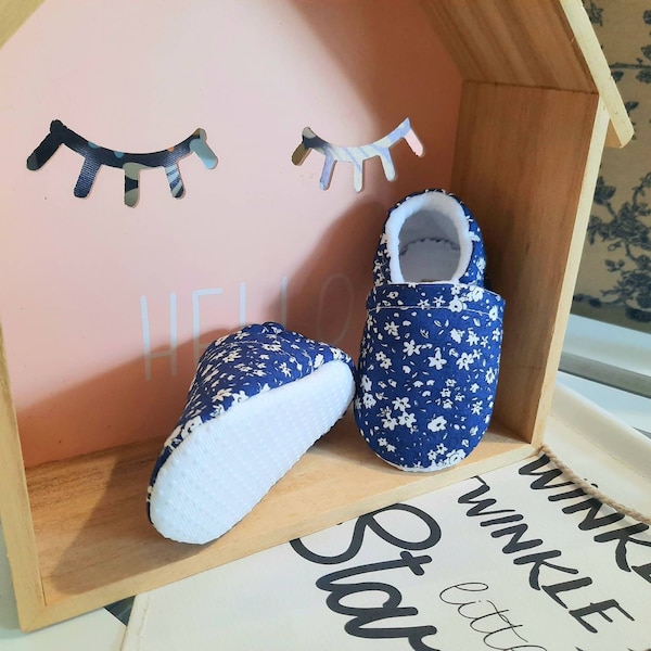 Chaussons bébé liberty bleu, semelles antidérapantes