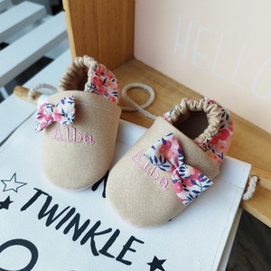 Chaussons bébé semelles cuir rose, personnalisés brodés & coton beige, liberty Wiltshire pois de senteur image 4