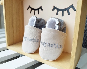 chaussons bébé brodé personnalisés, semelles antidérapantes. Gris chiné & beige