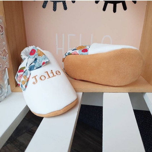 Chaussons bébé personnalisés, semelles cuir &Liberty Betsy Porcelaine