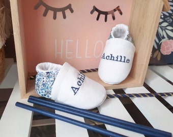 Chaussons bébé personnalisés brodé avec prénom,  liberty Adelajda, antidérapants