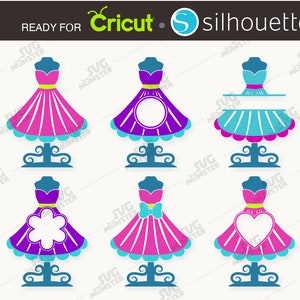Op de afbeelding: Zes verschillende jurkdesigns op een mannequinstandaard. De jurken zijn in roze, blauw en paars met verschillende versieringen. De ontwerpen omvatten een cirkel, een bloem en een hart.