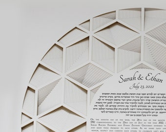Könnte beinhalten: Ein weißes geometrisches Design mit einem kreisförmigen Muster. Der Text "Sarah & Ethan" und "July 23, 2022" ist in Schwarz am unteren Rand des Designs gedruckt.