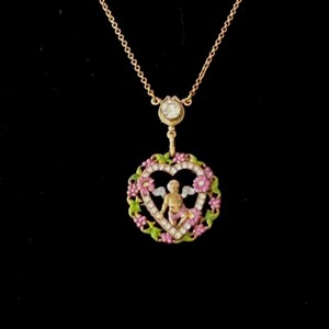K&ouml;nnte beinhalten: Eine goldene Halskette mit einem herzf&ouml;rmigen Anh&auml;nger, der einen Cherub in einem Kranz aus rosa und gr&uuml;nen Blumen zeigt. Der Anh&auml;nger ist mit kleinen wei&szlig;en Steinen verziert.