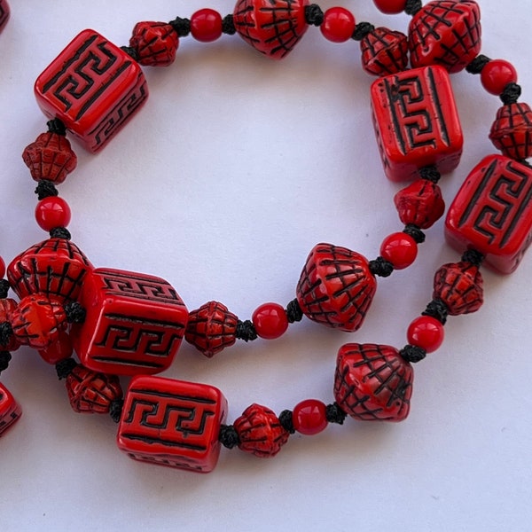 collier de perles rouges et noires égyptiennes tchèques vintage Art déco