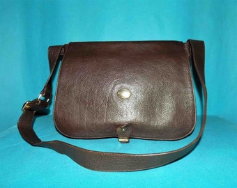 sac besace MAC DOUGLAS vintage en cuir grainé marron porté épaule format A4