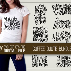 Puede incluir: Una camiseta blanca con la frase "Mama Needs Coffee" y un gráfico de taza de café. La imagen también muestra una colección de citas con temática de café, incluyendo "Coffee Makes Everything Better" e "I Love You a Latte."