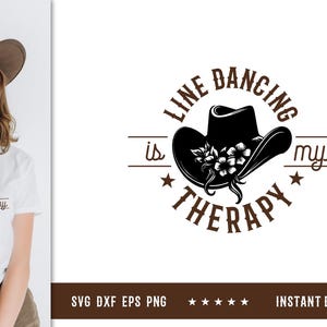 Könnte beinhalten: Weißes T-Shirt mit dem Aufdruck „Line Dancing is my Therapy“ und einer schwarzen Cowboyhut-Grafik mit Blumen. Das Bild zeigt auch eine Frau, die das T-Shirt und einen braunen Cowboyhut trägt.