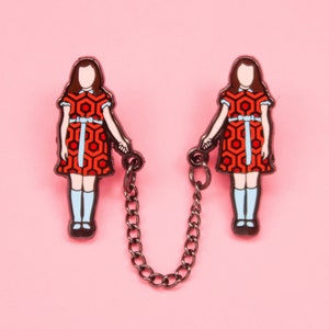 De Shining Twins kettingpin - Overlook Hotel Carpet - Harde emaille pin