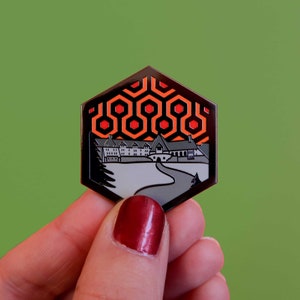 The Shining Hexagon Overlook Hotel Hard Emaille Pin - Stanley Kubrick - Horrorfilm - Stephen King Flair - Dr. Sleep - Jack Nicholson
