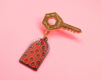 Spilla smaltata rigida con chiave d'oro della stanza 237, spilla portachiavi esagonale Shining Carpet - Overlook Hotel