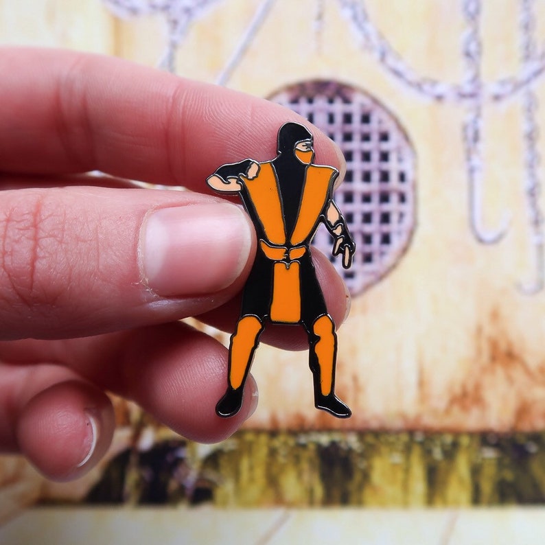 Flame Mortal Kombat Ninja Hard Enamel Pin Arcade Gaming Badge Sega Game Flair Playstation Inspiré image 1